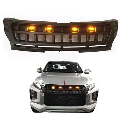 Le véhicule Front Grill 4x4 de Mitsubishi Triton L200 reprennent avec la lumière